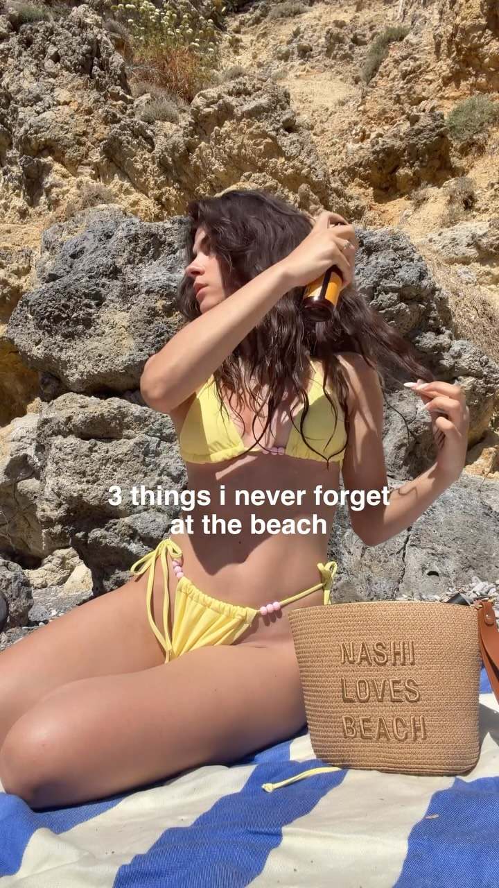 Una NashiLover in spiaggia con i prodotti Nashi