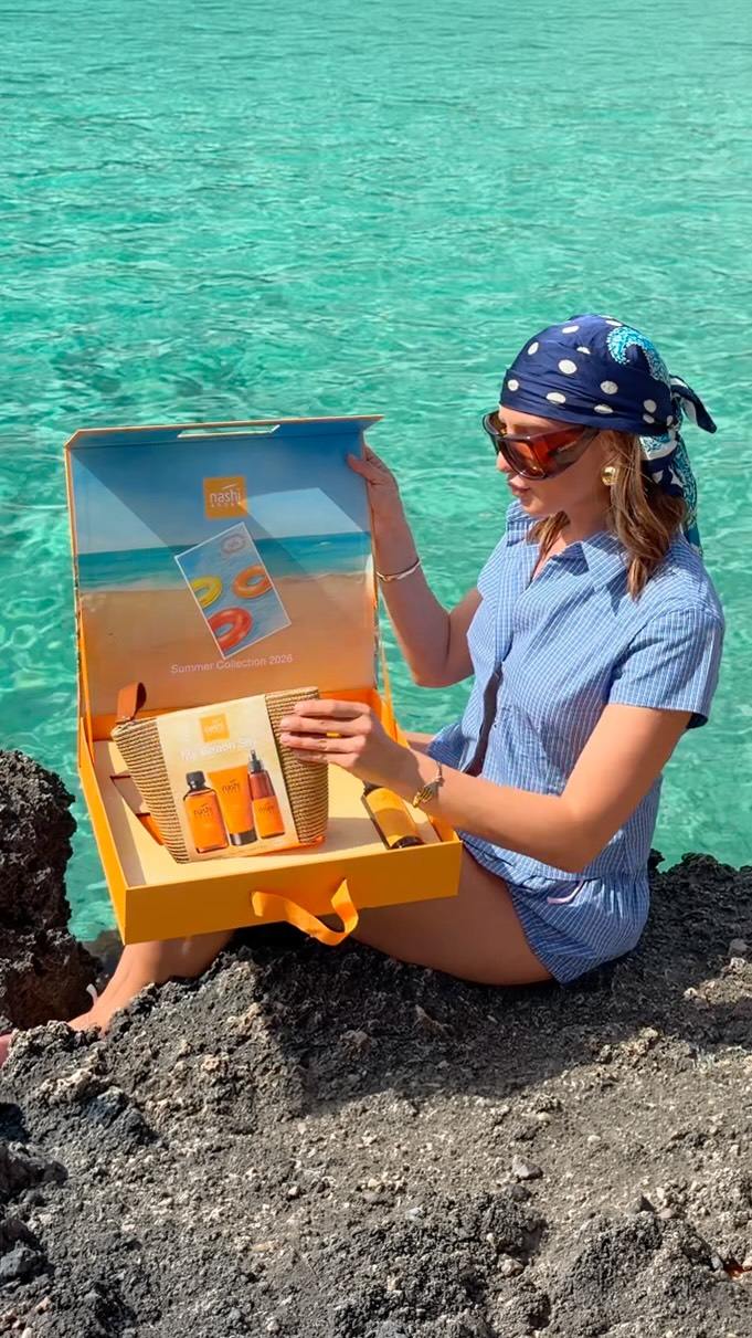 Una ragazza al mare con la box gialla Nashi Argan