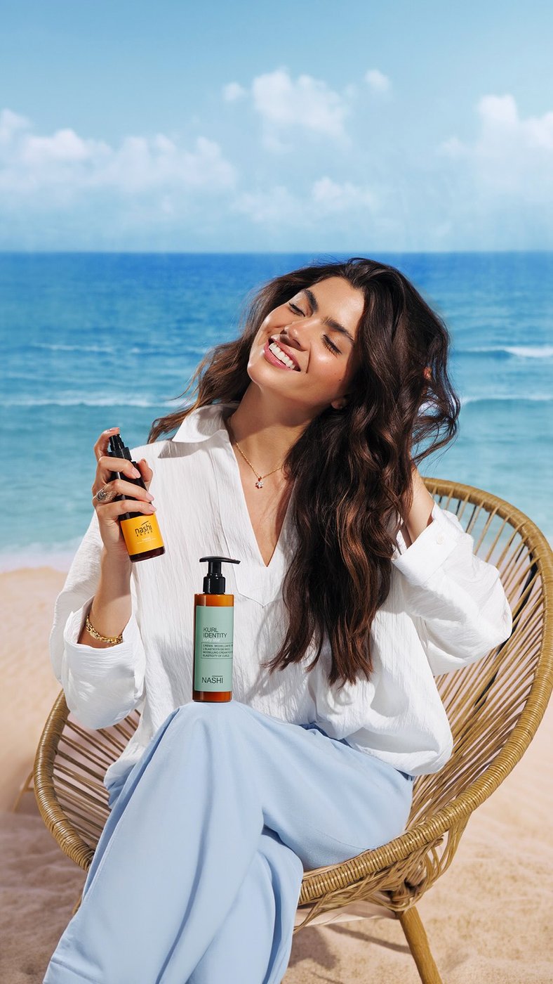 Una modella con il flacone di Nashi Argan Oil