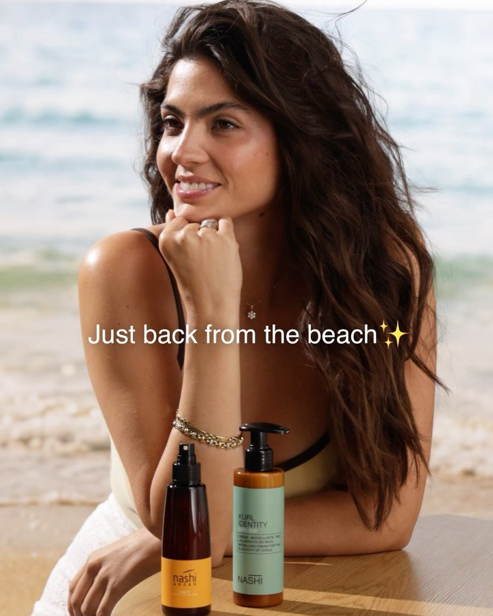Una cliente sorridente con i capelli curati